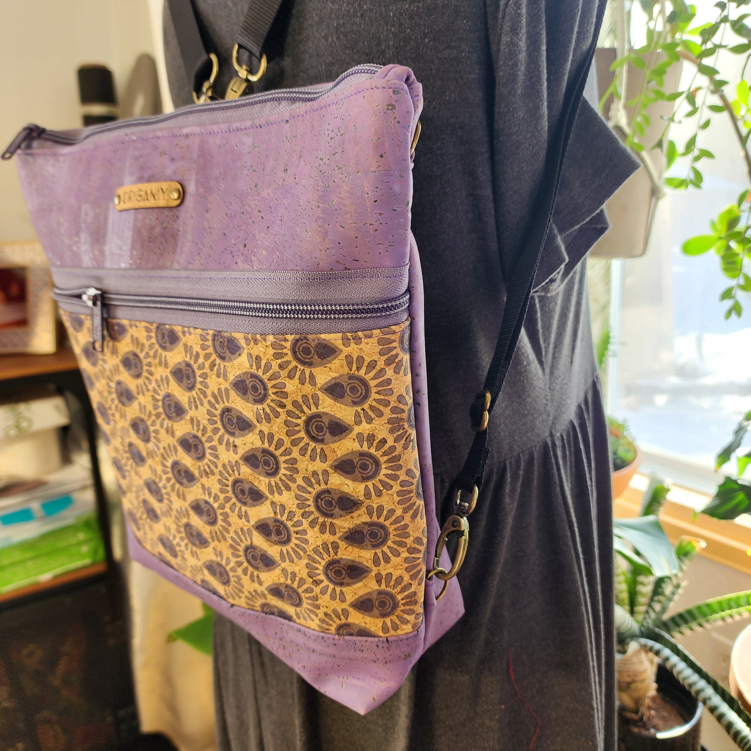 Sac en liège lilas et motif abstrait