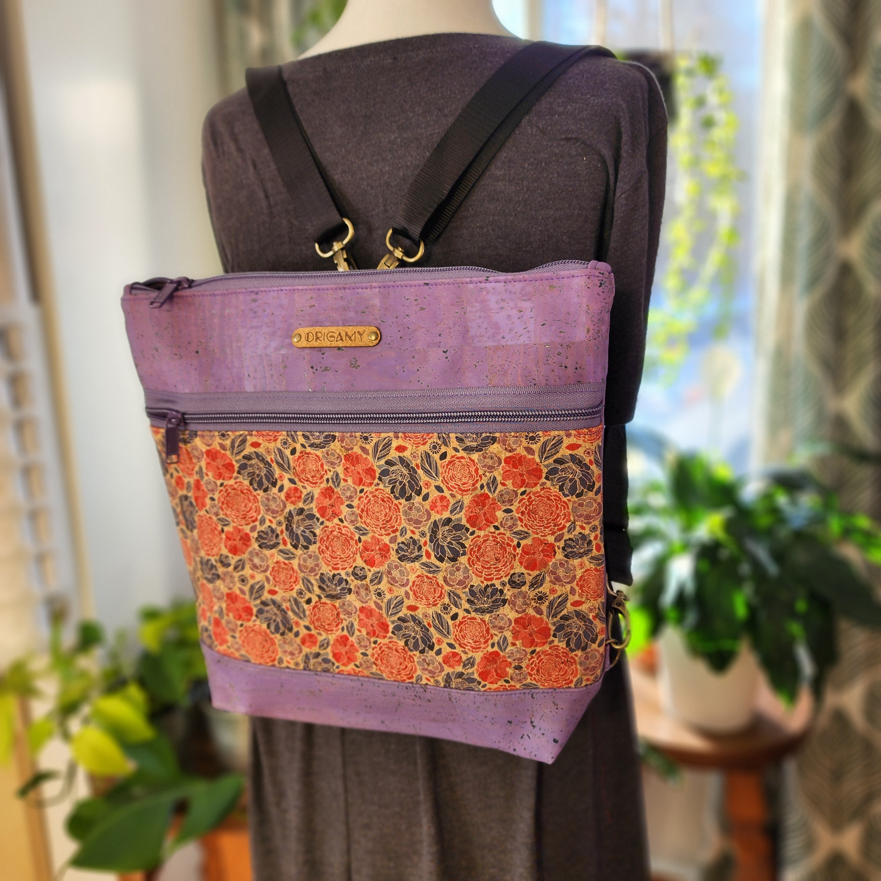 Sac en liège lilas et fleurs rouges