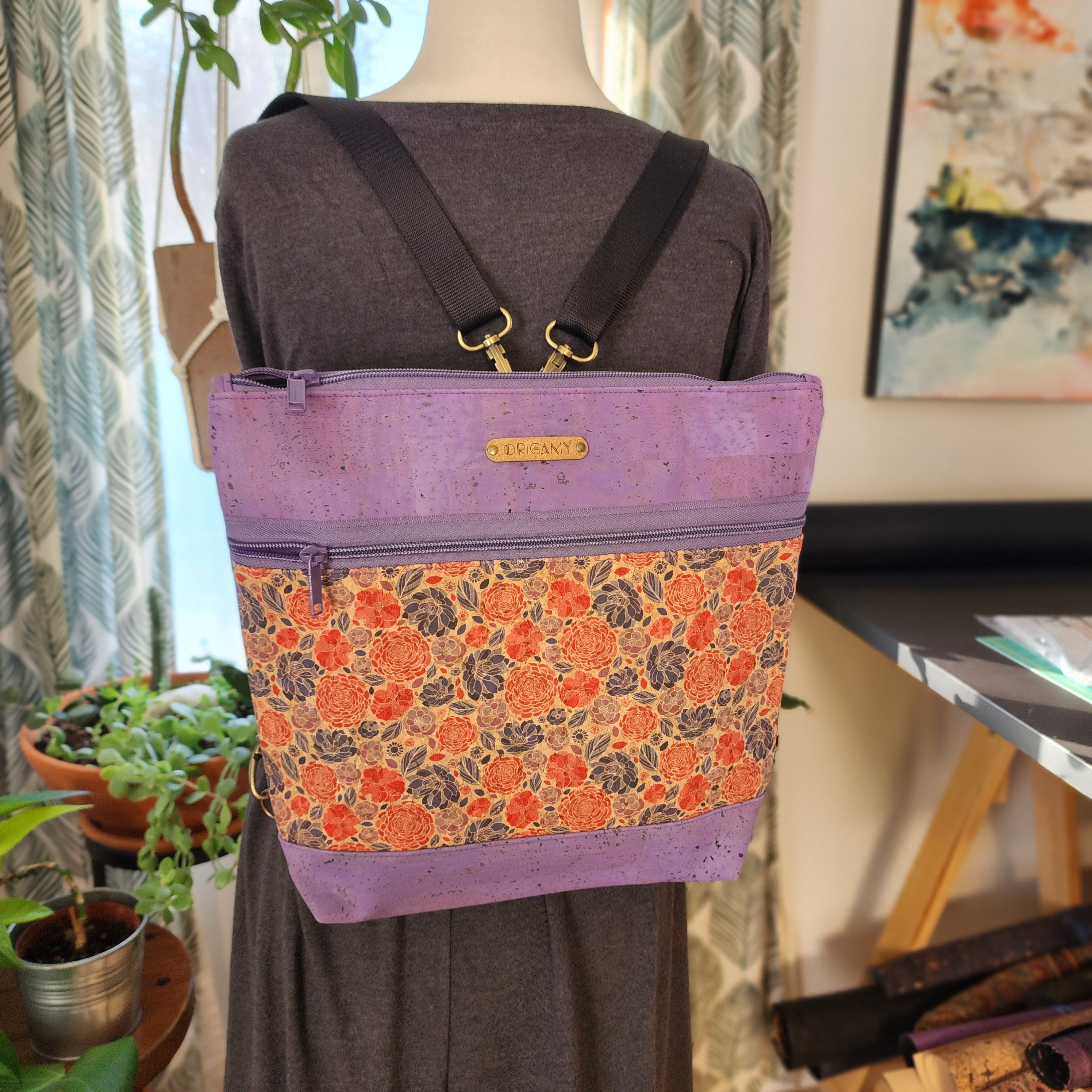 Sac en liège lilas et fleurs rouges