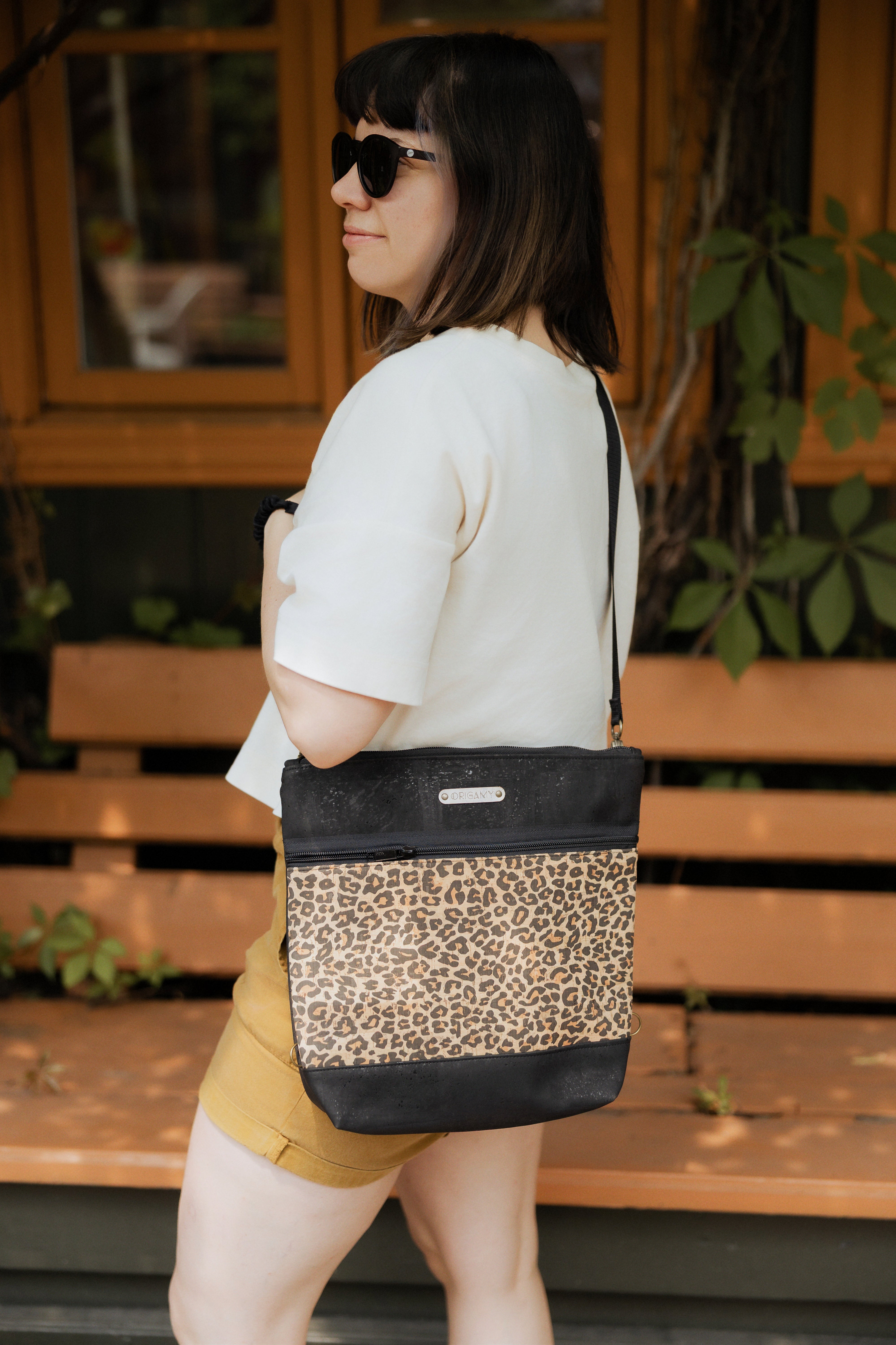 Sac Nini en liège porté en bandoulière 